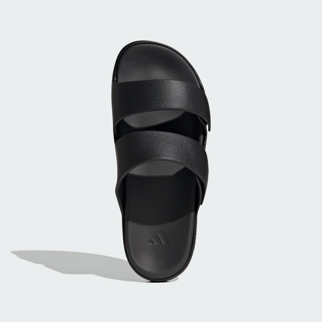 Detalle de Sandalias ZNSORY de Adidas en negro: comodidad para el verano
