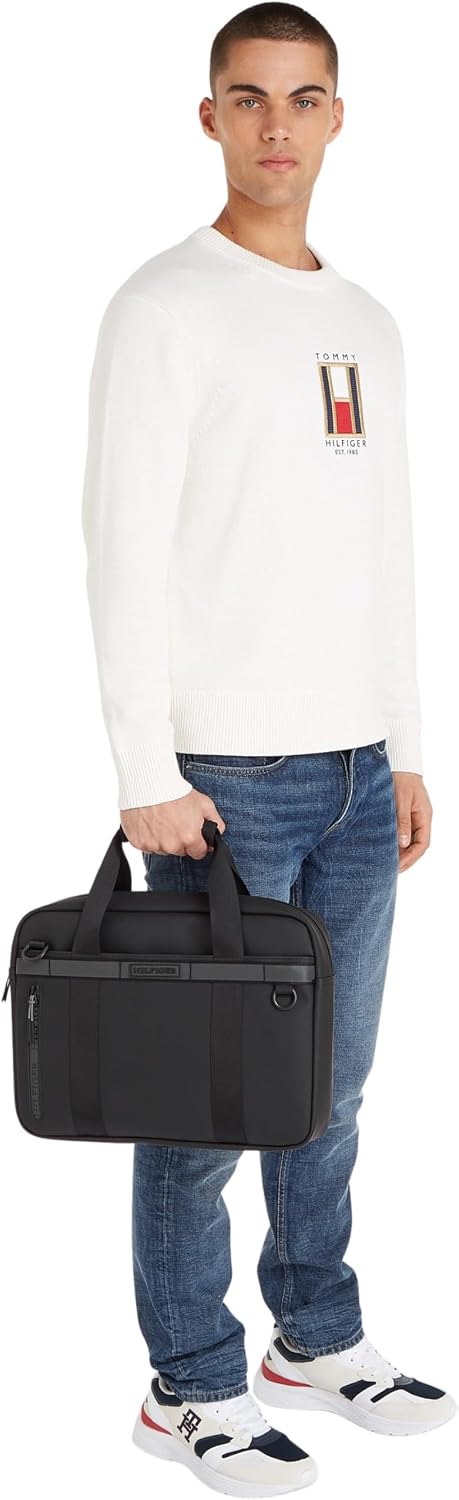 Detalle de Tommy Hilfiger TH MONOTYPE AM0AM12745 bolsa 30x40x7 cm