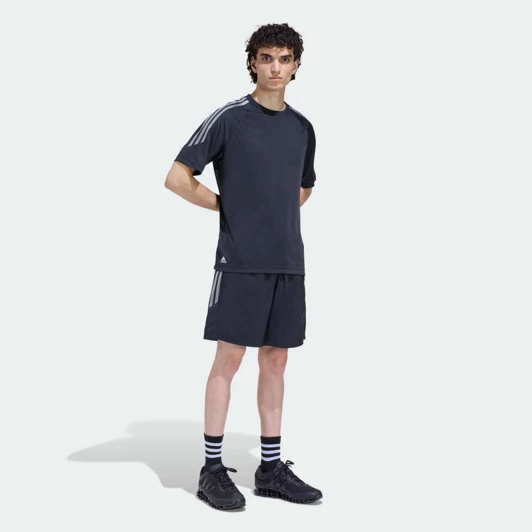 Detalle de PANTALÓN CORTO LIGHTWEIGHT REGULAR de Adidas – negro