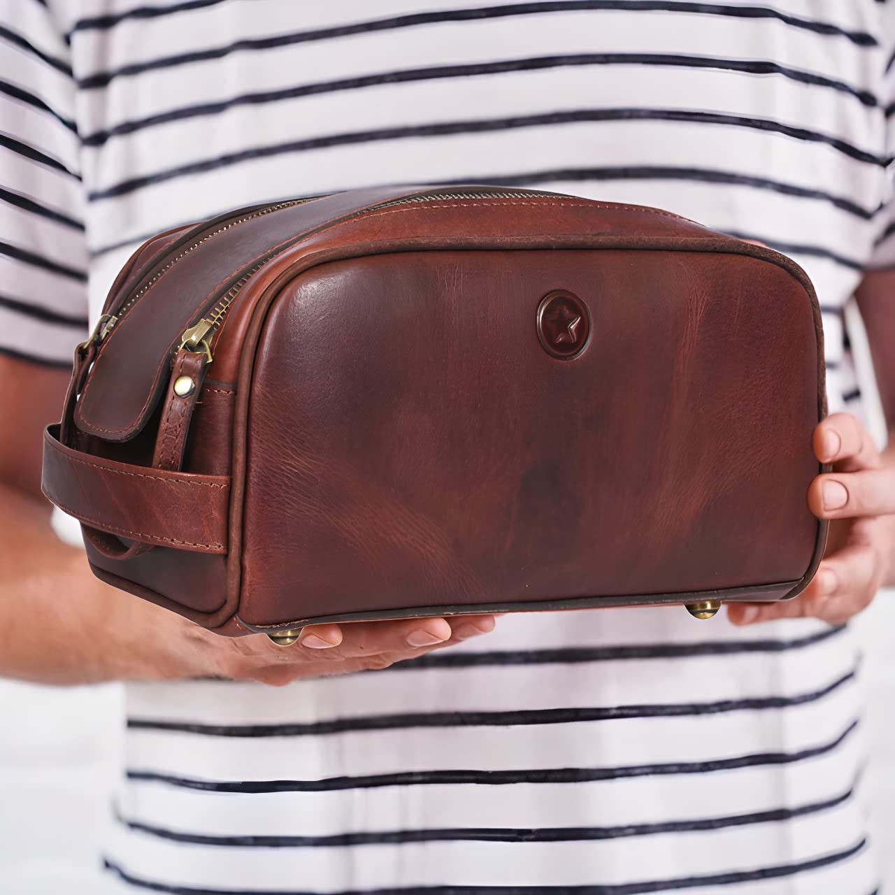 Detalle 2 de Aaron Leather Goods Leather Toiletry Bag, 10-Inch