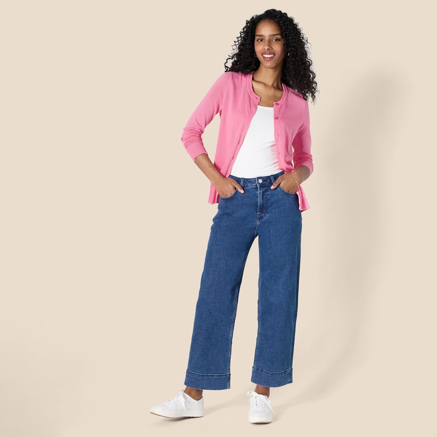 Detalle de Amazon Essentials Damen leichte Rundhals-Strickjacke mit Knopfverschluss (auch in Übergröße)