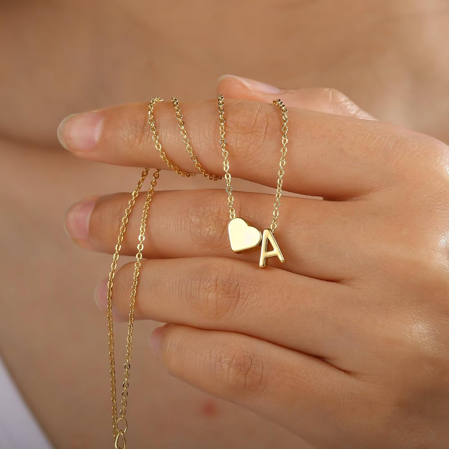 Detalle de Turandoss Herz-Initialen-Kette mit Buchstaben A–Z in 14K Gold/Weißgold-vergoldeht – Ostern-Geschenk für Frauen