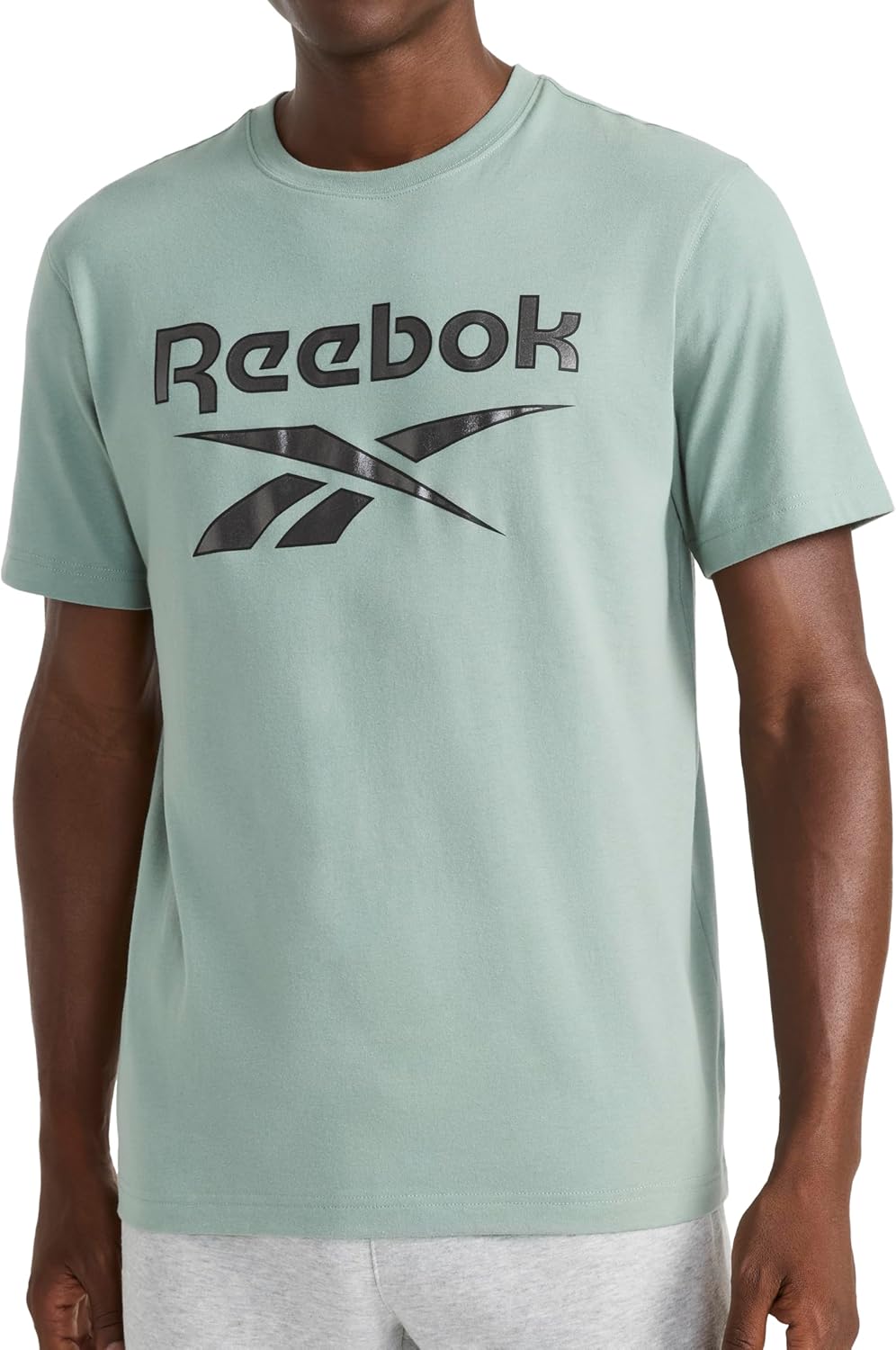 Detalle de Reebok Men's Short Sleeve Graphic Crewneck T-Shirt — Standard Fit, Lightweight Cotton-Poly