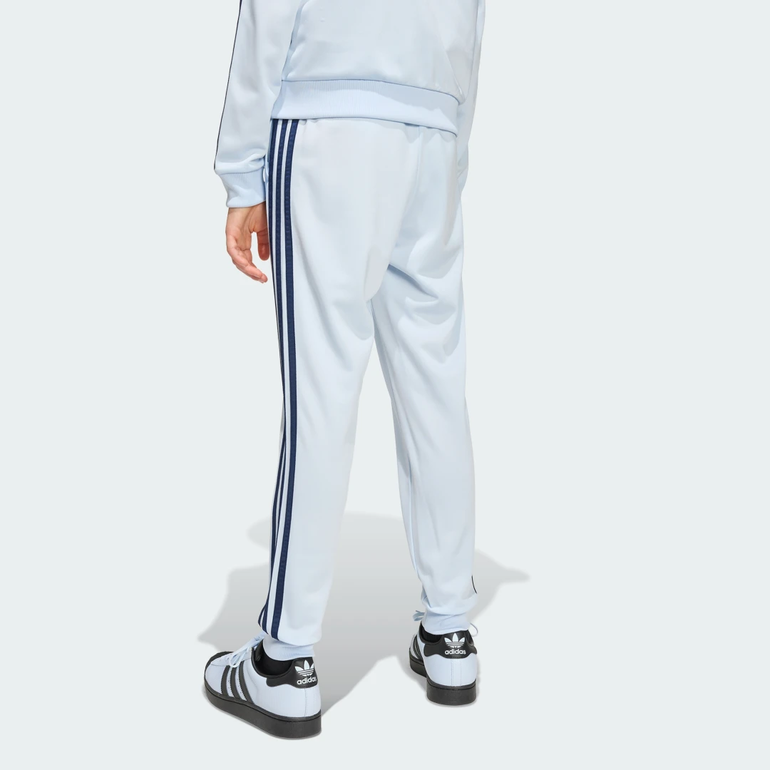 Detalle 2 de Pantalón SST de Adidas en azul: comodidad para el día a día
