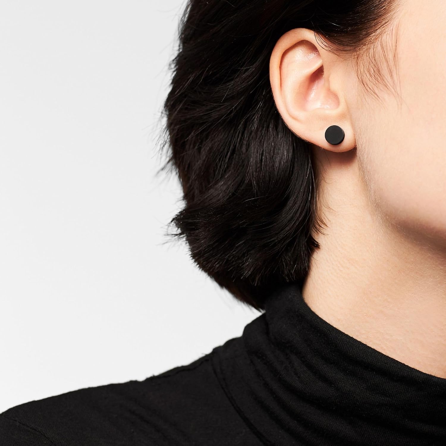 Detalle 2 de LIEBESKIND BERLIN Damen Ohrstecker – Basic Ohrringe aus Edelstahl, Silber/Gold/Roségold/Schwarz – 7 mm