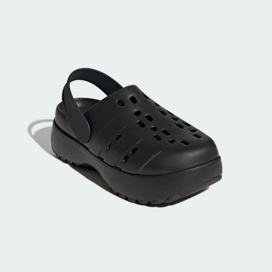 Detalle 2 de Zueco plataforma Adilette de Adidas en negro