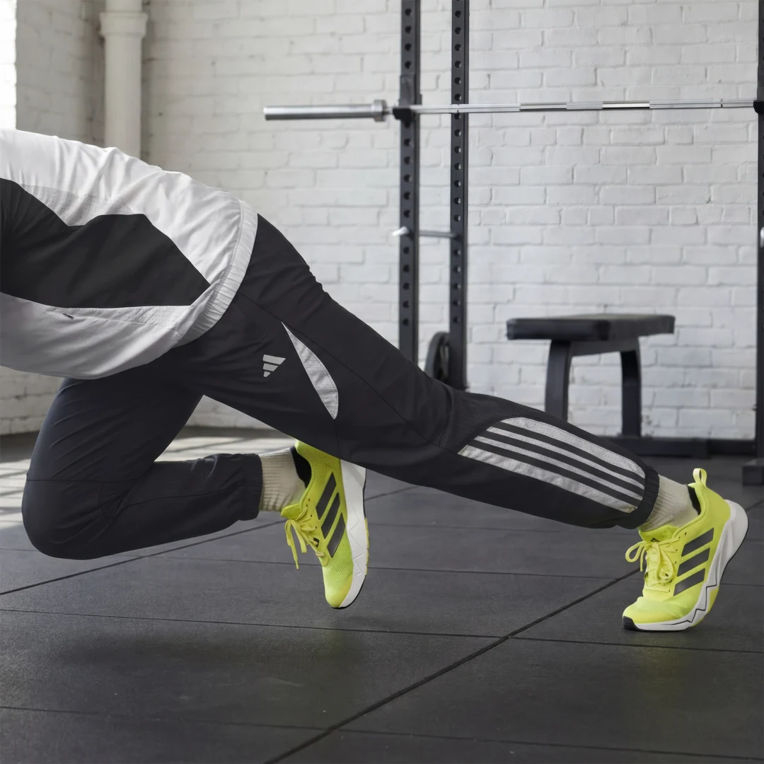 Detalle de Pantalón de Entrenamiento Tech Essentials de Adidas – negro