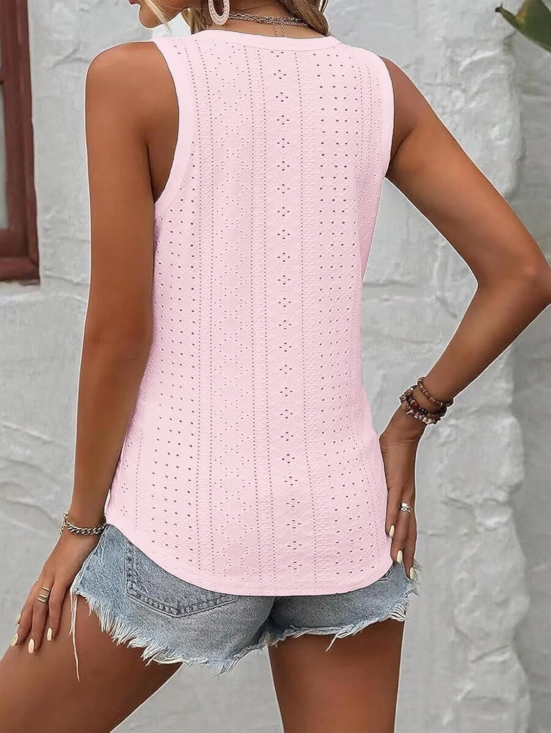 Thumbnail 2 de Qskall Women's Eyelet Embroidery Tank Top – Loose Fit V-Neck Summer Camisole