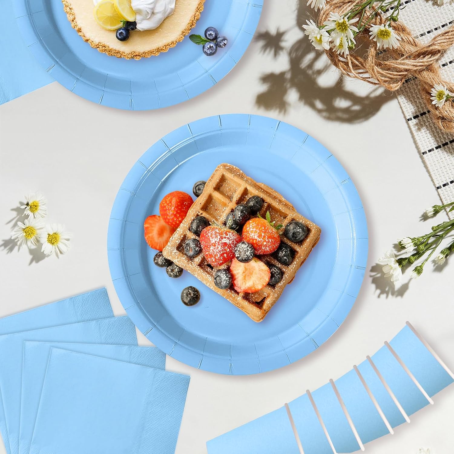 Detalle 2 de Light blue disposable party tableware set, 120 pieces