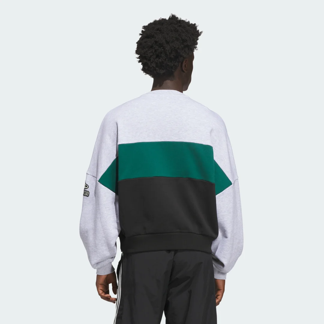 Detalle 2 de Adidas Originals Varsity Sudadera de cuello redondo en gris