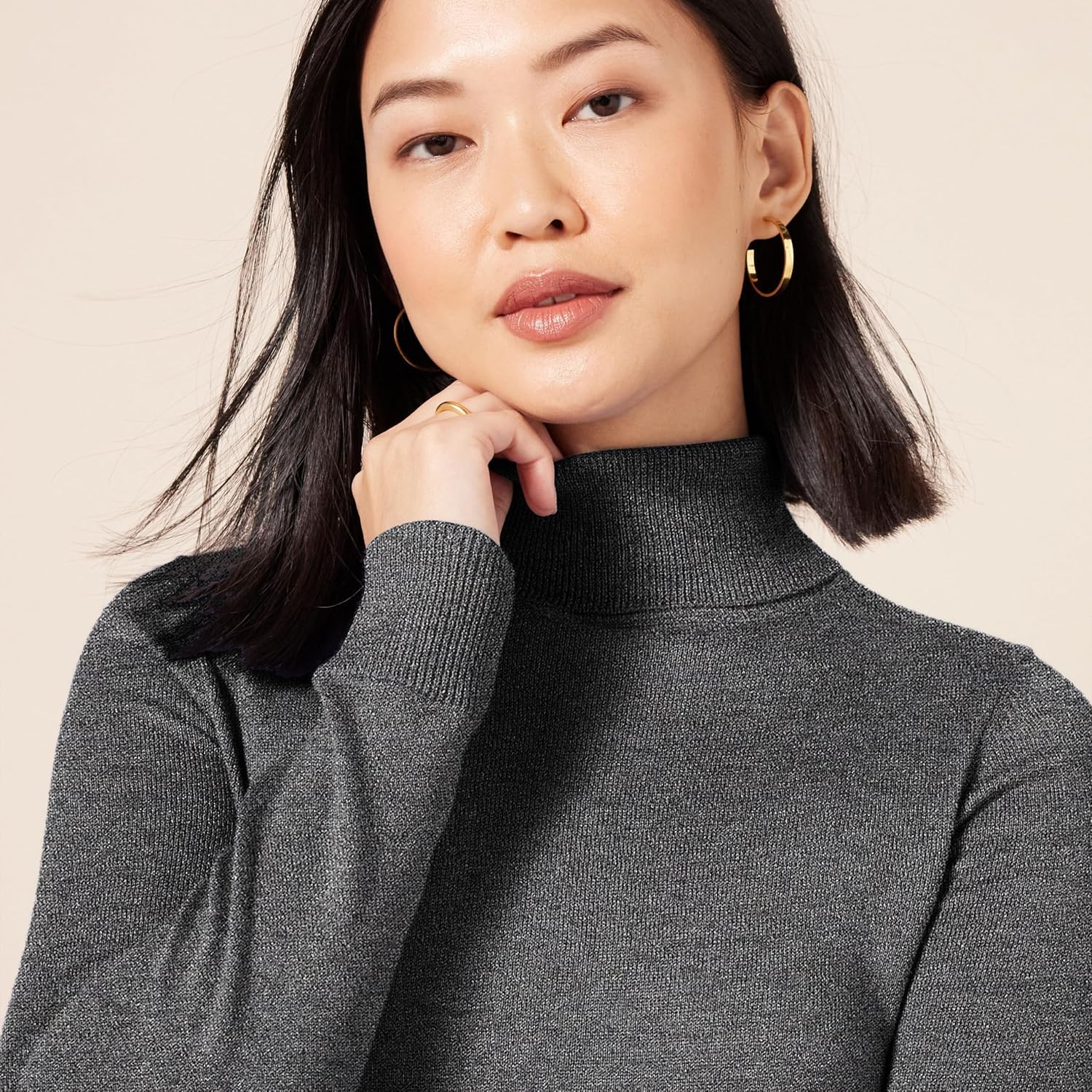 Thumbnail 2 de Amazon Essentials Damen leichter Rollkragenpullover mit langen Ärmeln – klassischer Schnitt (inkl. Übergrößen)