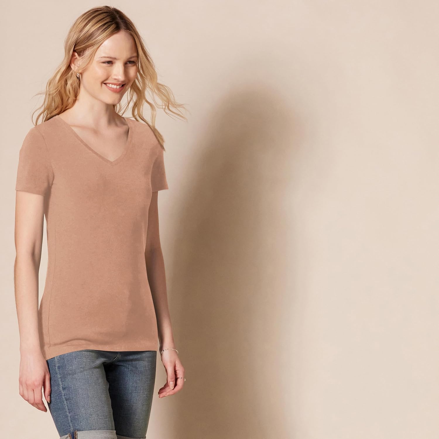 Thumbnail 1 de Amazon Essentials T-Shirt à Manches Courtes pour Femme – Coupe Standard, Col en V, Packs Multiples