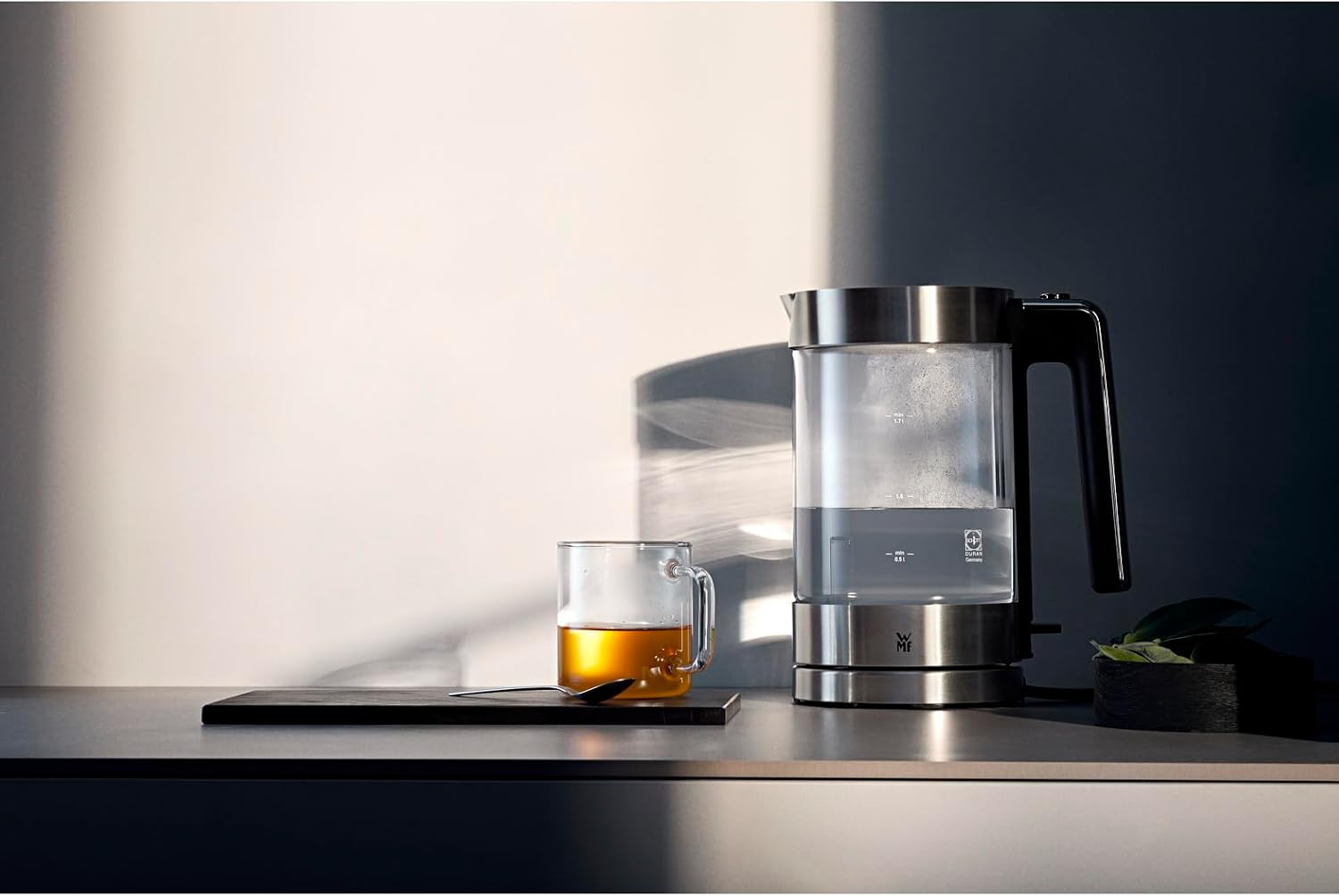 Detalle 2 de WMF Lono Glas-Wasserkocher mit Kalkfilter (1,7 Liter, 3000 Watt) – kabellos, mattierter Edelstahl