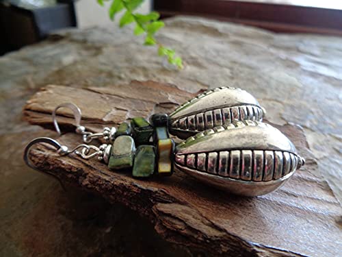Detalle 2 de Orecchini a goccia in madreperla verde muschio – set di tre pezzi, stile boho