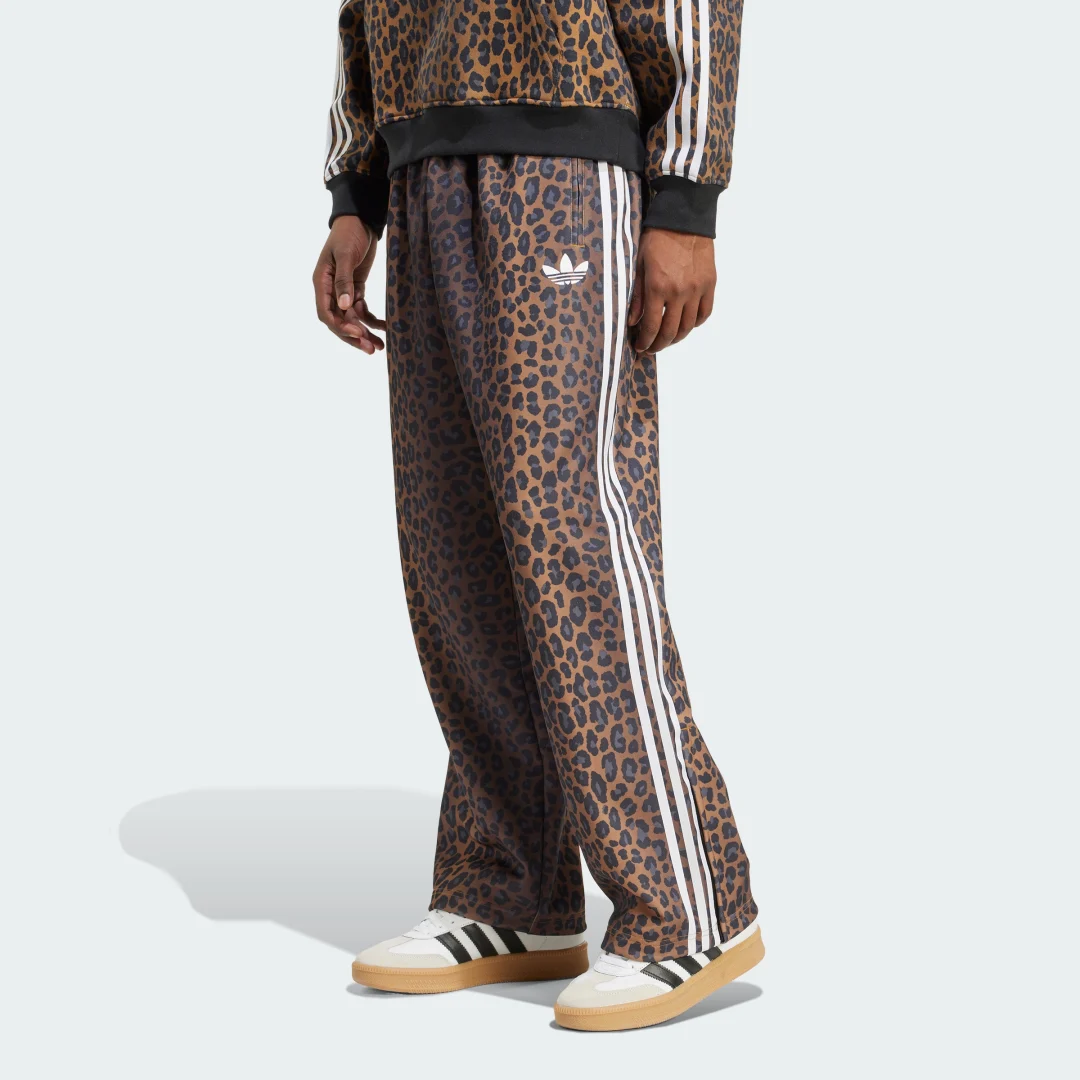 Detalle de Pantalón holgado con estampado de leopardo Firebird de adidas (marrón)