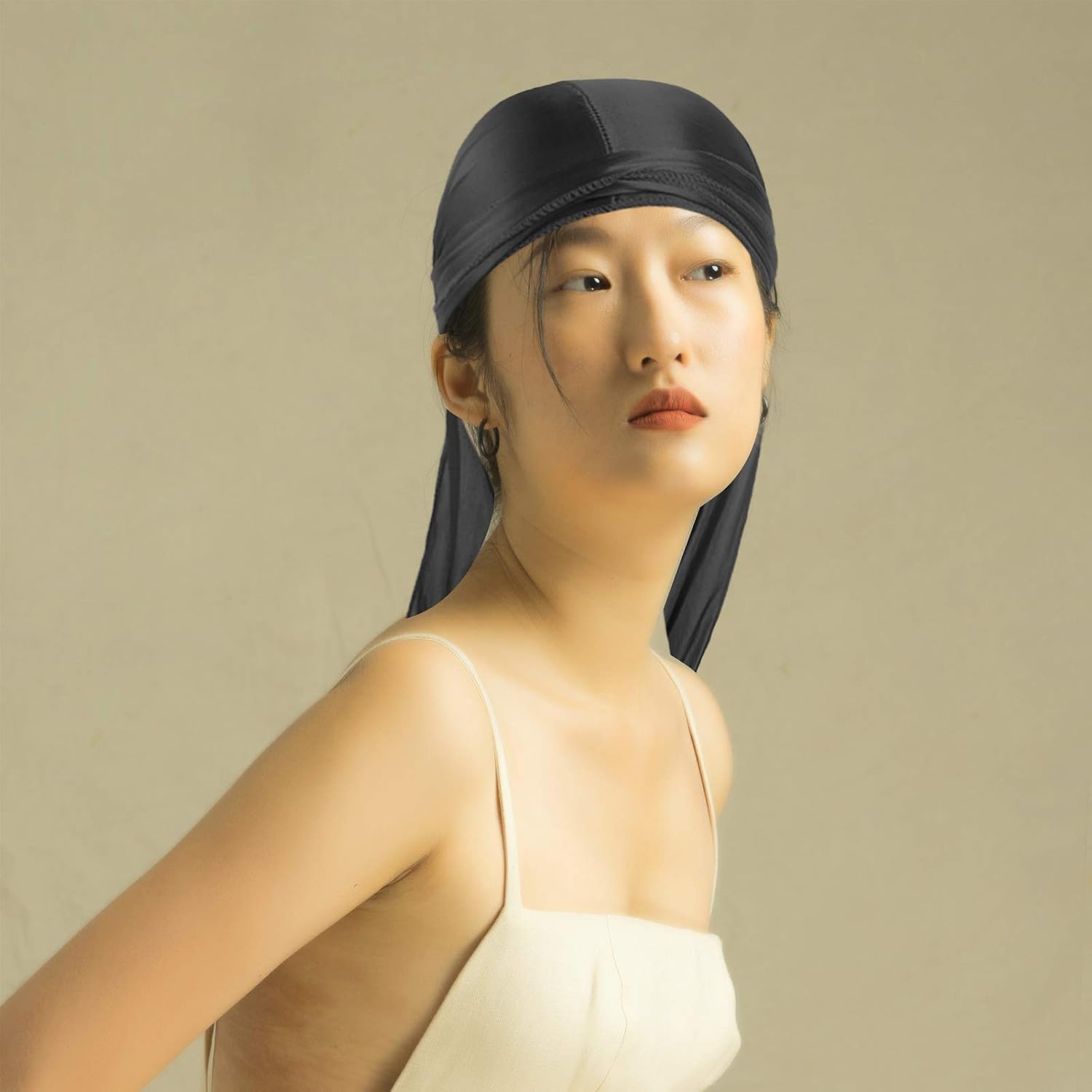 Detalle de Seide Durag Kappe mit langem Schwanz – Silk Wave Bandana in Schwarz