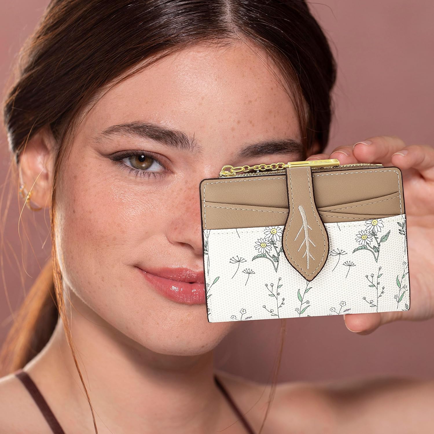 Detalle de Farcauo Portemonnaie Damen – Multifunktionale Geldbörse mit Blumendesign, braun
