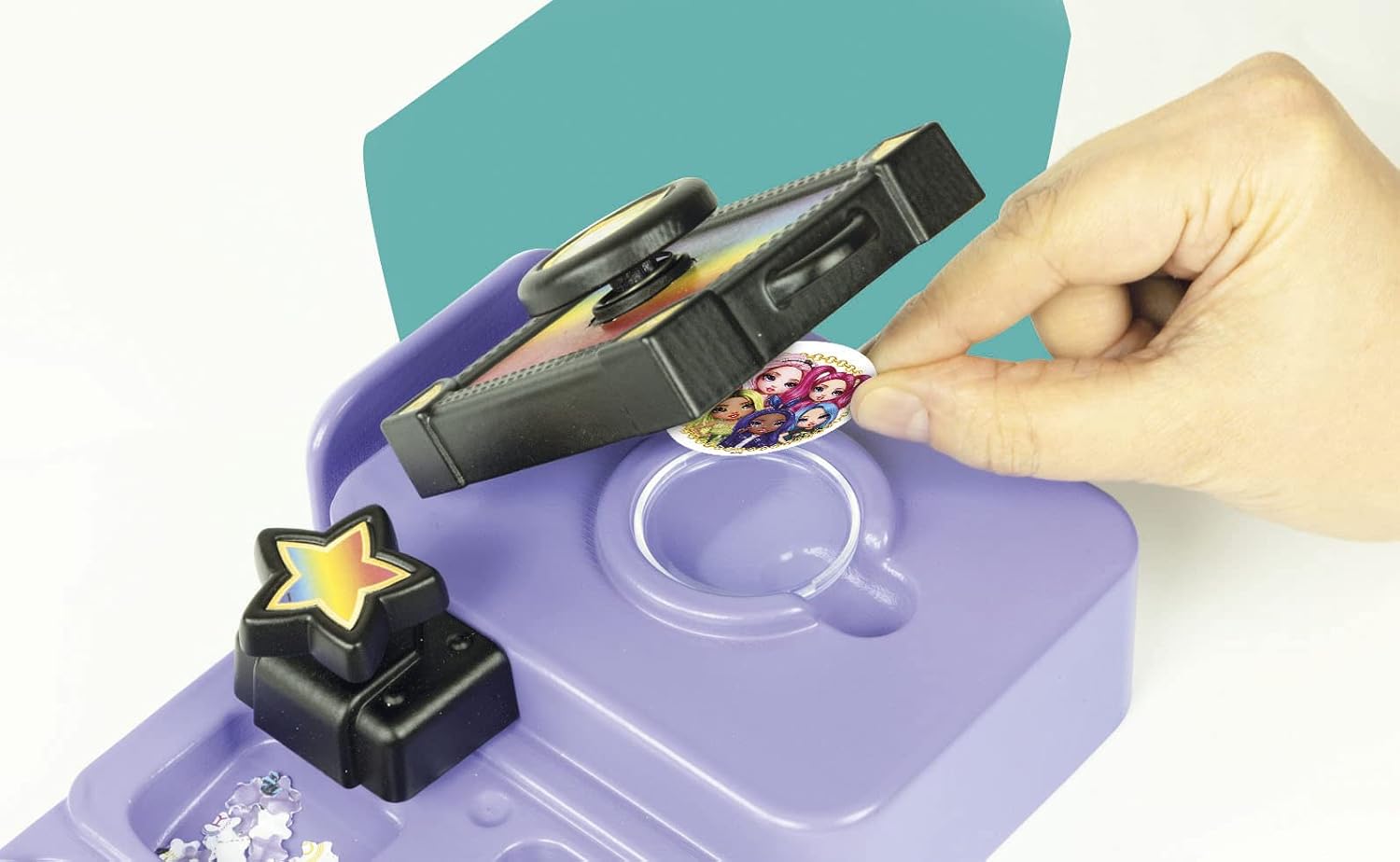 Detalle 2 de Clementoni 18726 Rainbow High pinmachine voor gepersonaliseerde speldjes
