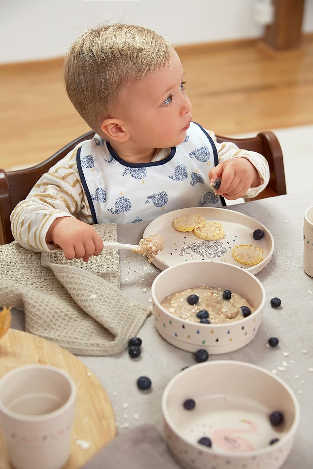 Detalle de LÄSSIG Kindergeschirr Set Little Water Whale – Teller, Becher, Schälchen und Löffel, BPA-frei