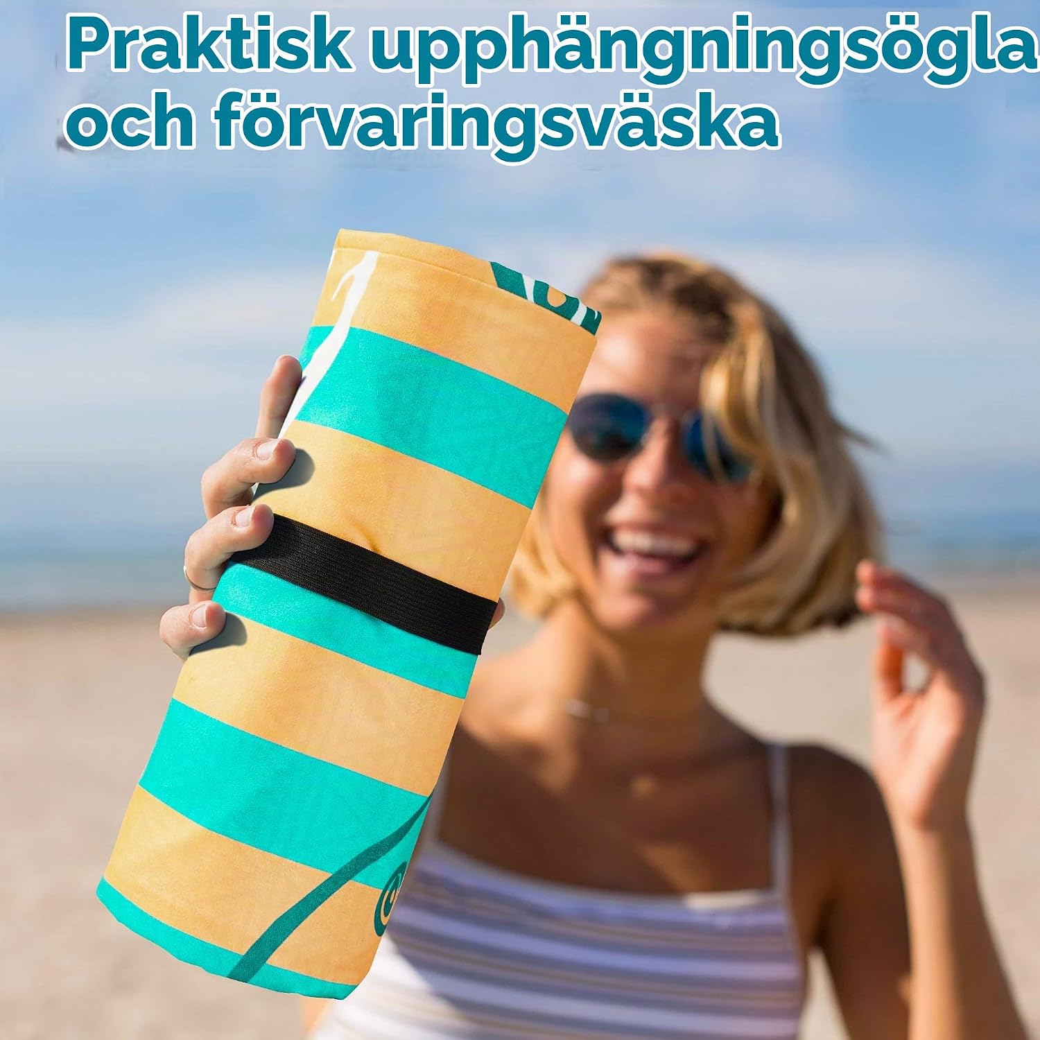Detalle de KUOGAS strandhandduk i mikrofiber med grönt ankartryck, snabbtorkande och sandavvisande