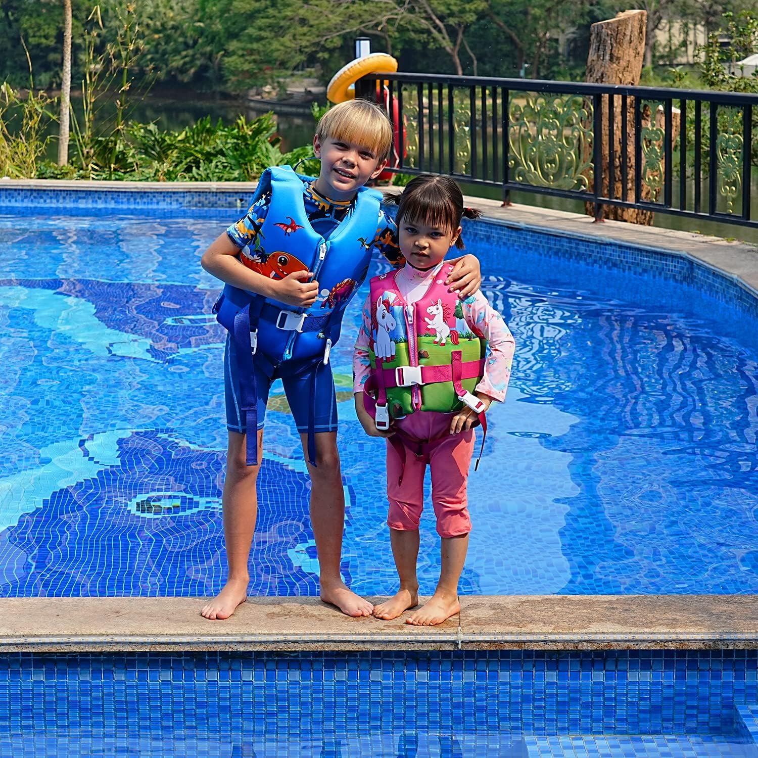 Detalle de REALIKE Kids Swim Vest Toddler Floaties: Adjustable Safety for Ages 2–10