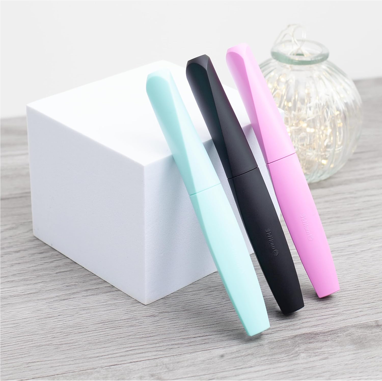 Detalle 2 de Pelikan Twist Füllhalter – Edelstahlfeder, M, Schwarz, inkl. Tintenpatrone