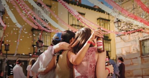 Detalle 2 de Mahou 5 Estrellas – Pack de 12 latas de 33 cl, Cerveza Lager Dorada
