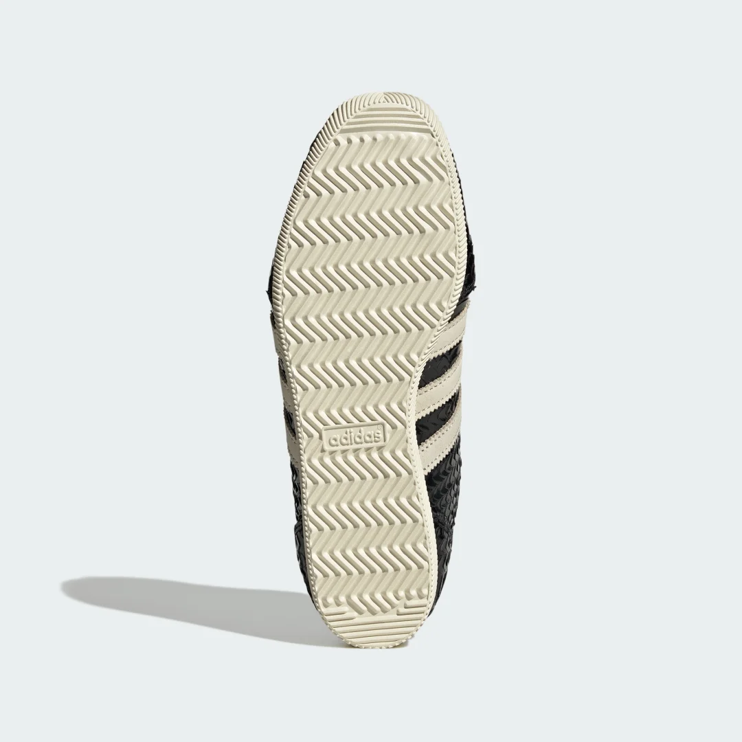 Detalle de Zapatilla Japan de Adidas — estilo clásico en color negro