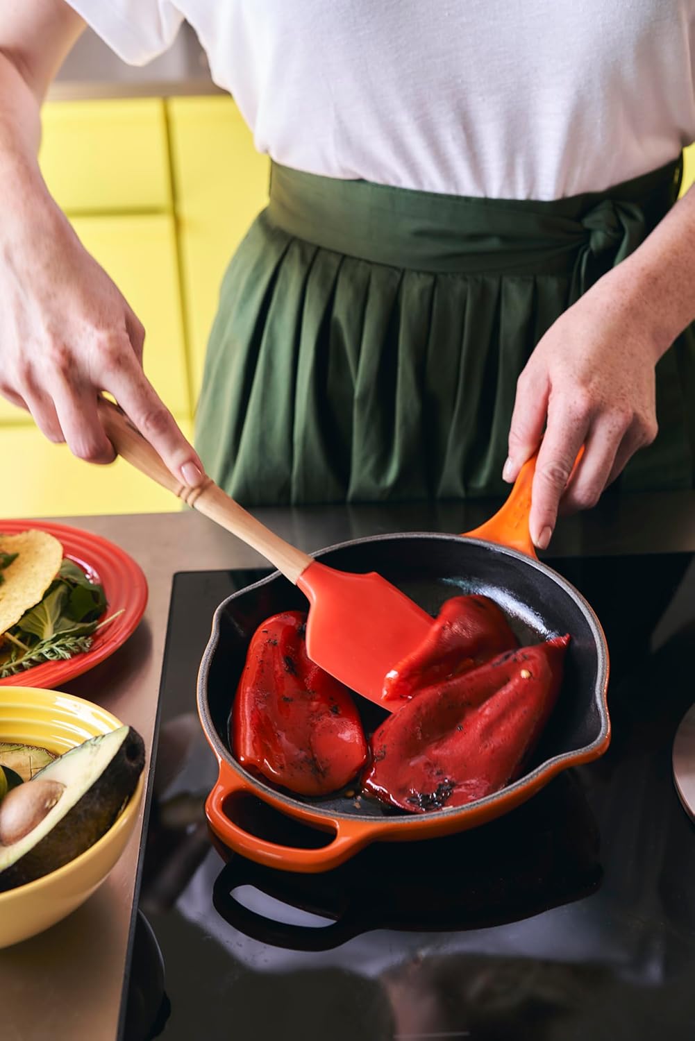 Thumbnail 4 de LE CREUSET Signature Enamelled Cast Iron Skillet with Helper Handle, 23 cm, Cerise
