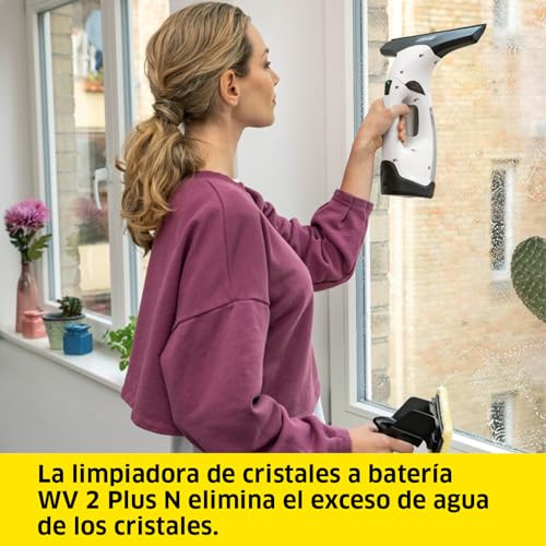 Detalle de KÄRCHER WV 2 Plus N: Limpiadora de cristales a batería con dos boquillas y detergente (35 min de autonomía)