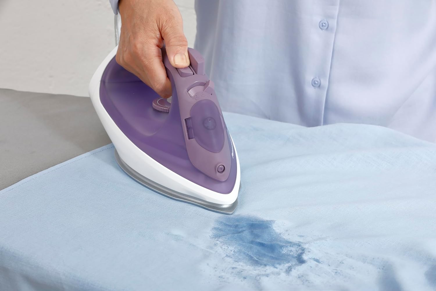 Detalle 2 de Panasonic NIS630V Steam Iron, Violet, with Vertical Steam and Auto Shutoff