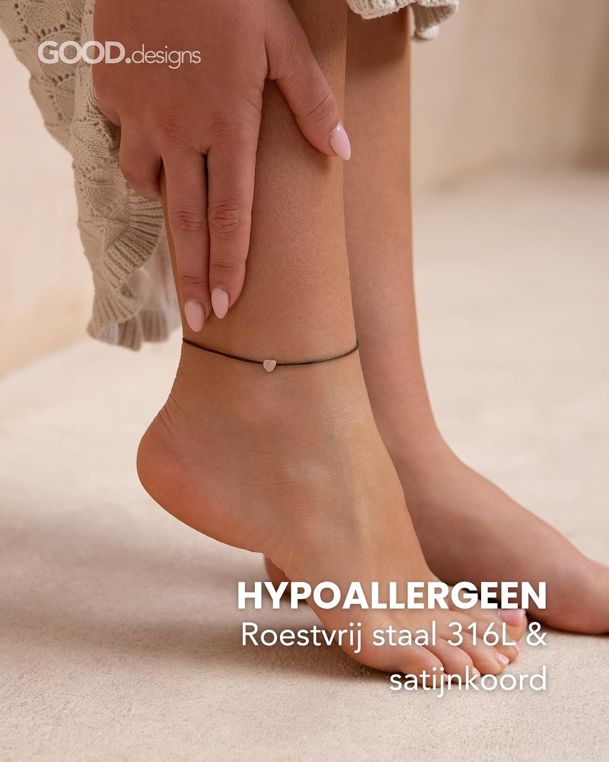 Detalle 2 de GOOD.designs verstelbaar enkelbandje met hartbedel, polyester en 316L staal