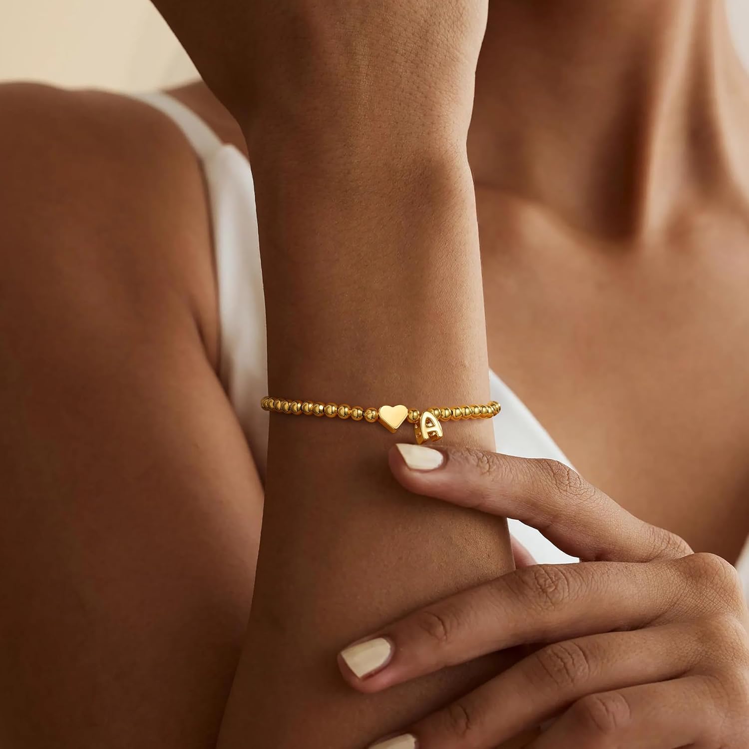 Thumbnail 2 de TINGN Armband Damen Gold – 14K Vergoldet, Herz & Initialien, elastisches Perlenarmband (16,5 cm)