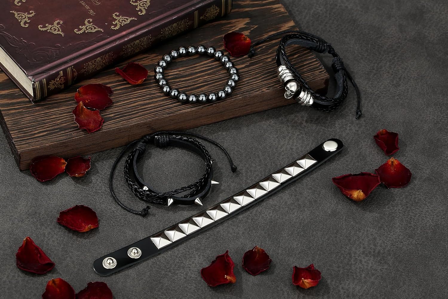 Detalle de XIANNVXI 4Pcs Gothic Punk Bracelets – Adjustable Leather Spike Cuff Set