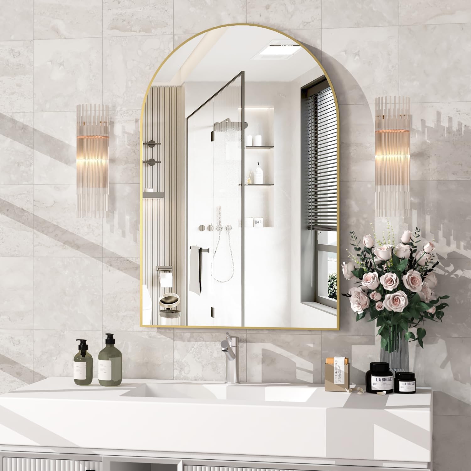 Detalle de NEUWEABY gebogen wandspiegel 60 x 90 cm met goudkleurig aluminium frame
