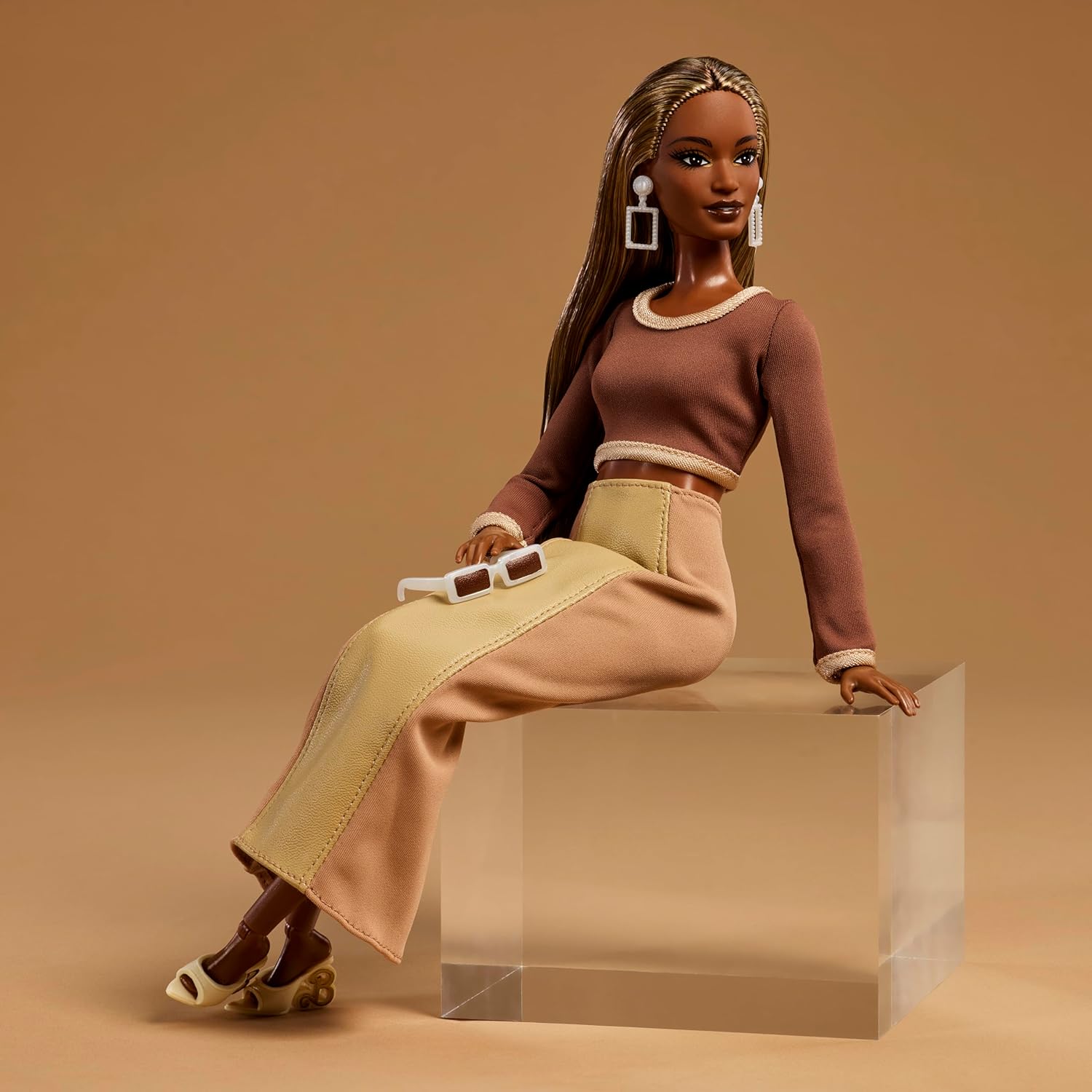 Thumbnail 2 de Barbie Basics You Create Neutral Kit 002 – Customisable Fashion Doll with Interchangeable Heads and Universal-fit Wardrobe