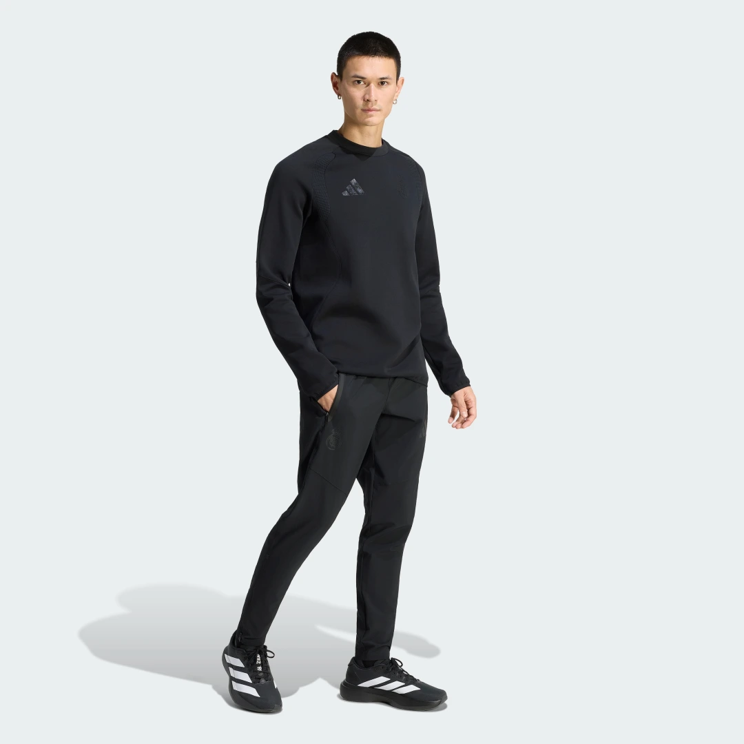Detalle de Sudadera Tiro Travel Crew del Real Madrid – Adidas