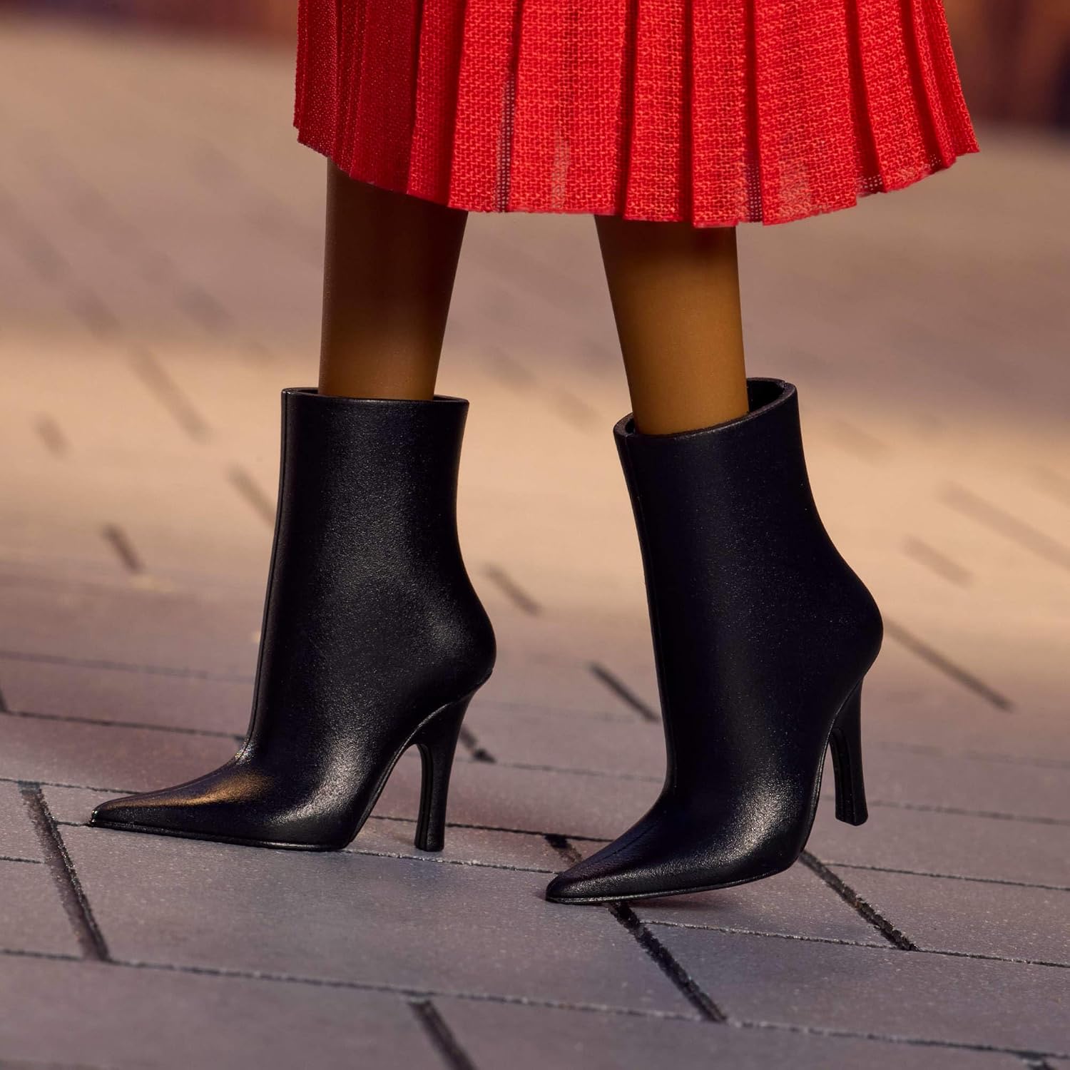 Detalle de Barbie Signature @BarbieStyle Mediolan JJX31 – lalka kolekcjonerska w czerwonej stylizacji