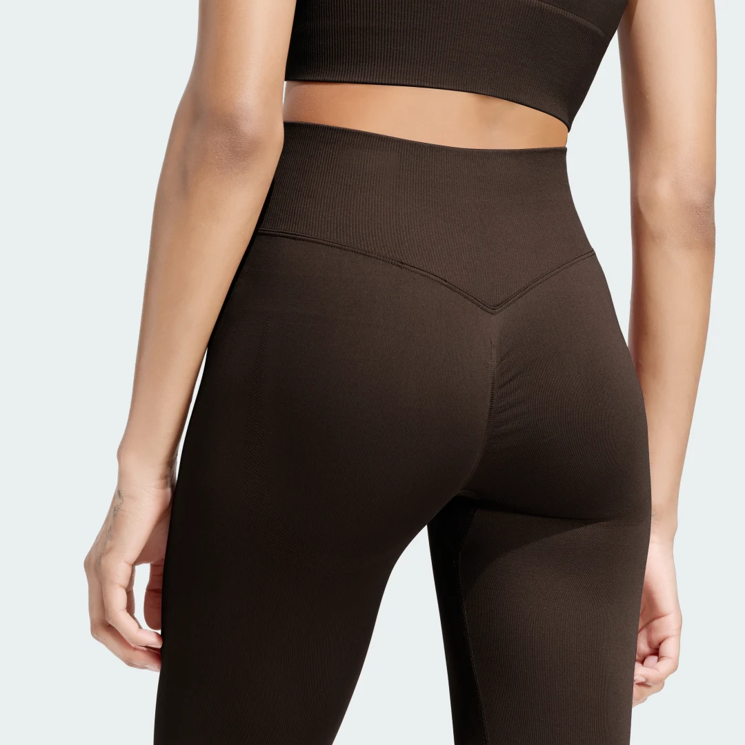 Detalle 2 de Adidas Mallas Workout Essentials Knit Scrunch 7/8 – Marrón