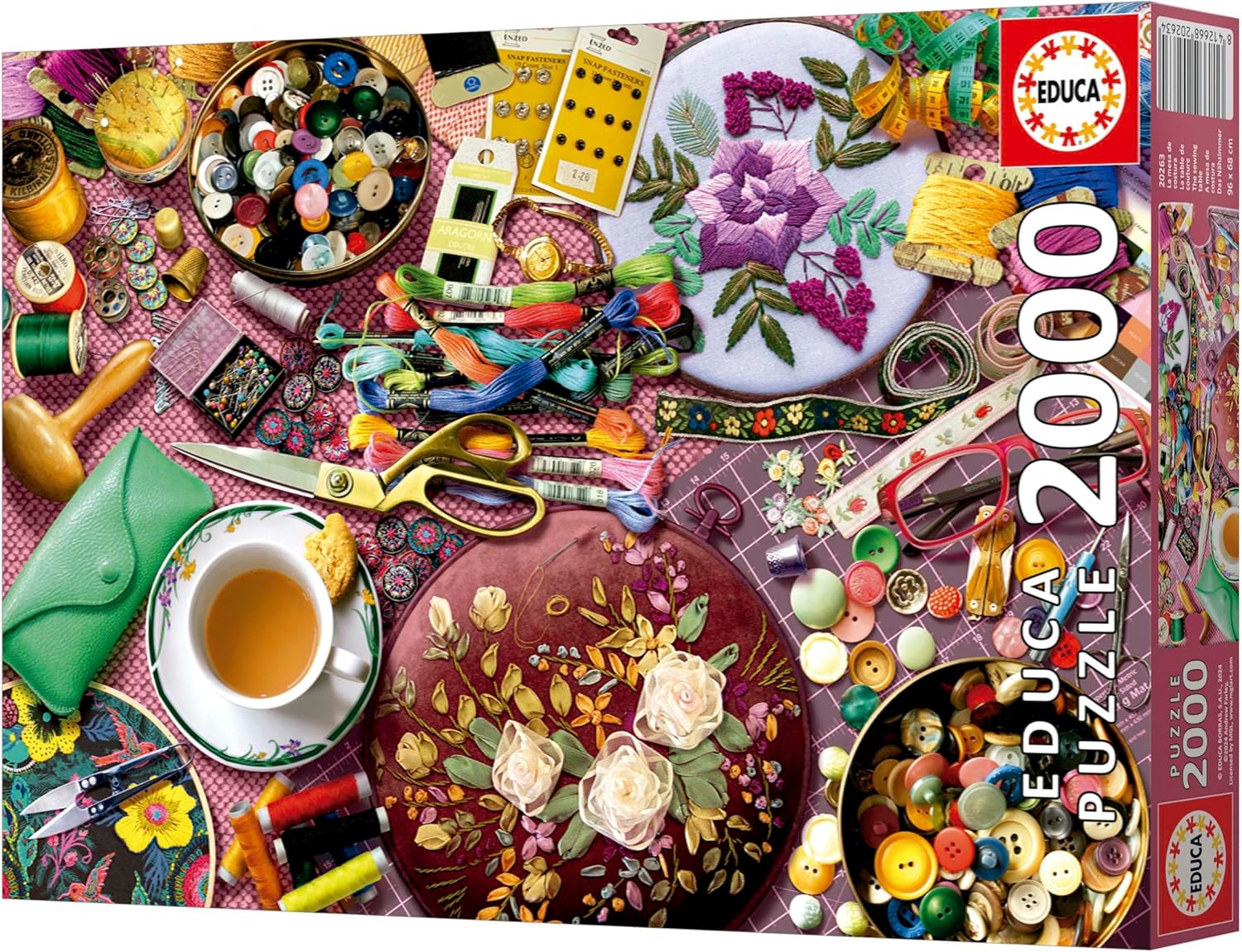 Thumbnail 4 de Educa Puzzle da 2000 pezzi per adulti “Il tavolo da cucito” (96 x 68 cm) con colla Fix Puzzle