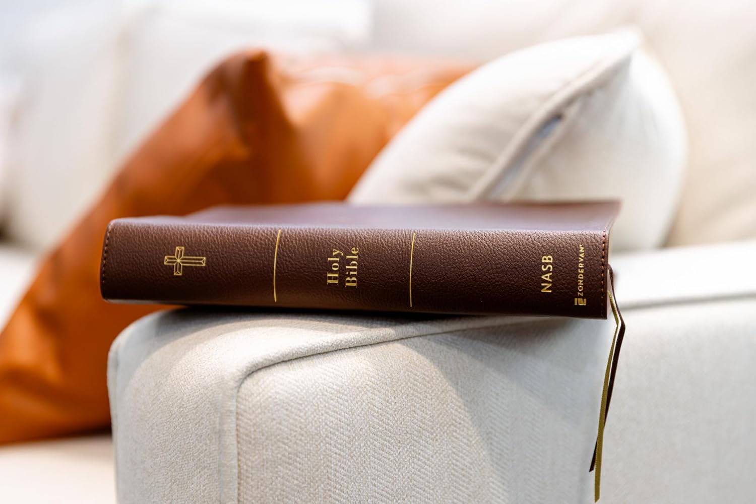 Detalle de Zondervan NASB Wide Margin Bible, Brown Leathersoft, Red Letter, 1995 Text