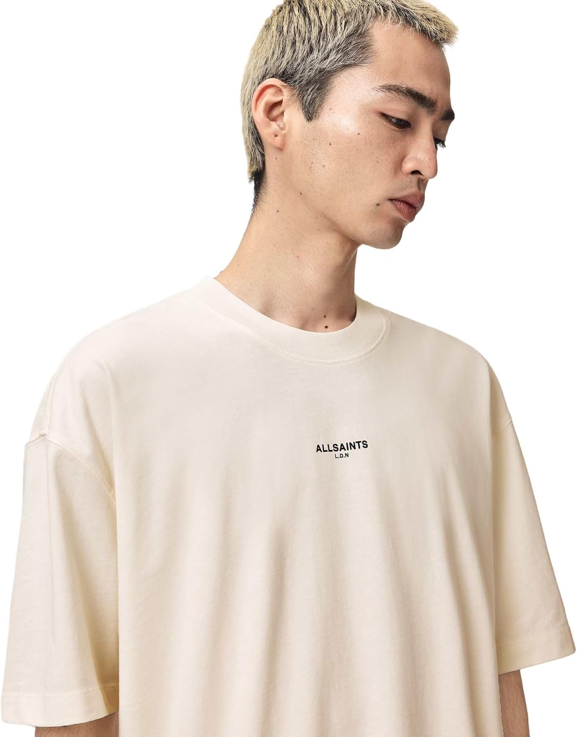 Detalle de Allsaints Mikro SS Crew T-Shirt Uomo: tee oversize a girocollo con maniche corte