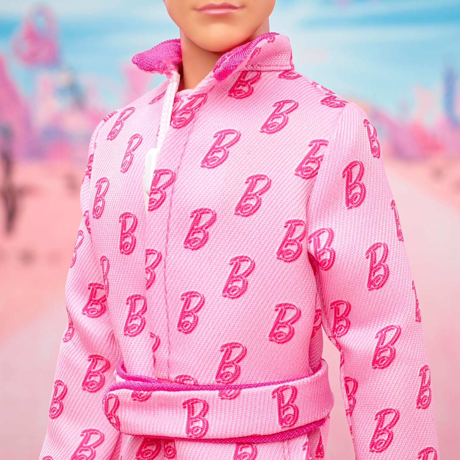 Detalle de Barbie Ken-Sammelpuppe zum Barbie-Spielfilm – Ryan Gosling als Ken (rosafarbener Overall)