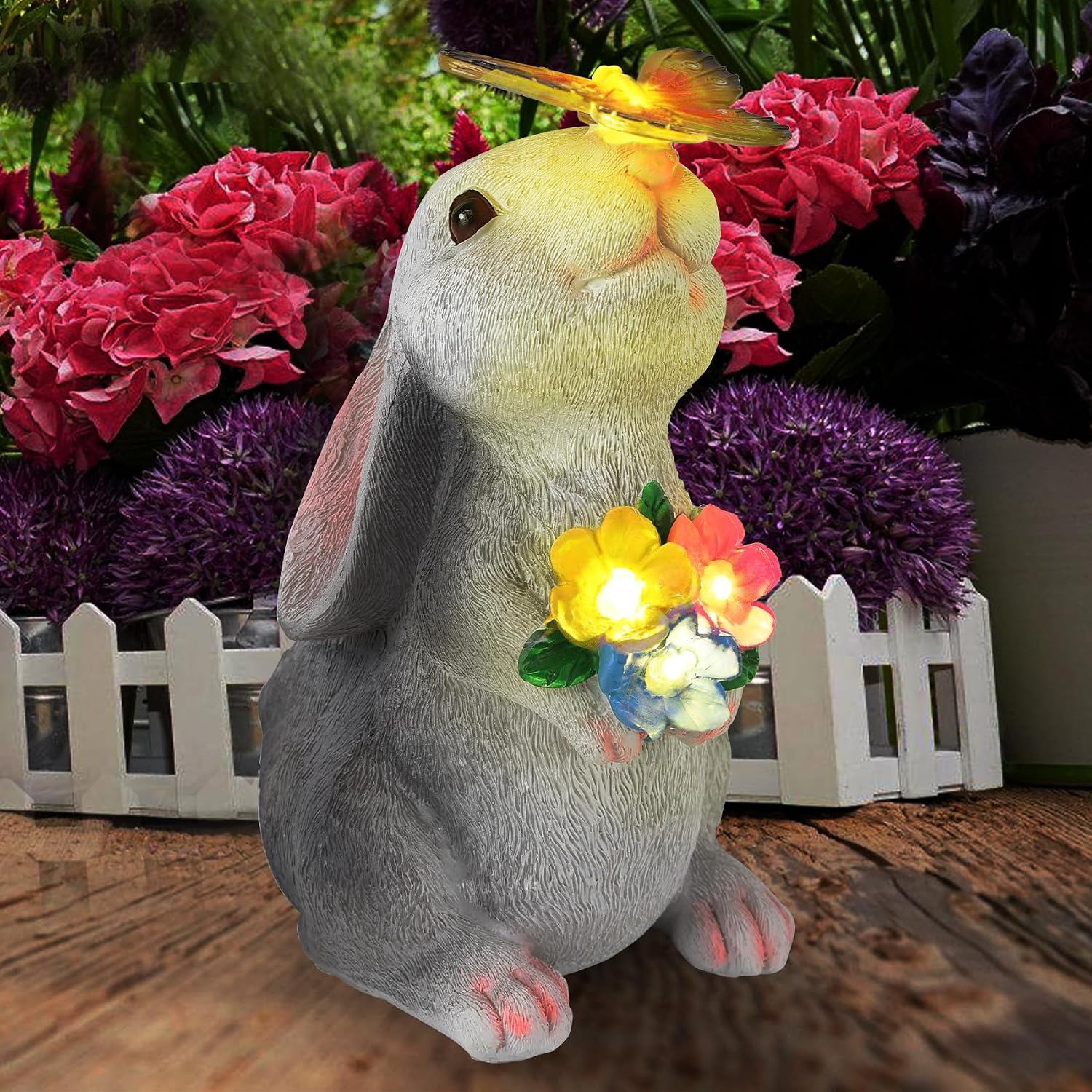 Detalle de Solar rabbit garden statue, resin