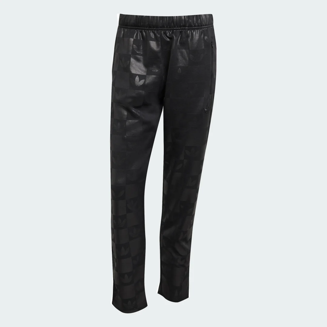 Detalle de Monogram All Over Print Regular Track Pants de Adidas – negro