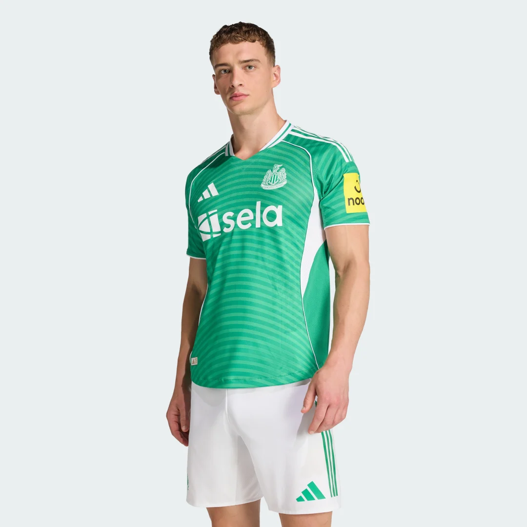 Detalle de Camiseta segunda equipación Newcastle United FC 25/26 Oficial – Adidas (Verde)