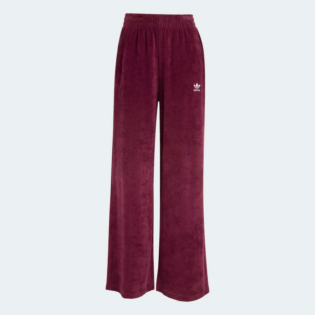 Detalle 2 de Pantalón de chenilla Essentials de Adidas – comodidad versátil en Burgundy