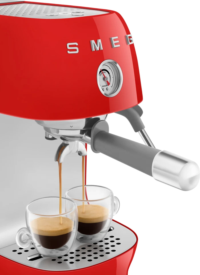 Thumbnail 13 de Smeg ECF03RDEU Rot – kompakte Espressomaschine mit Dampfdüse, glattem Milchschaum und Manometer