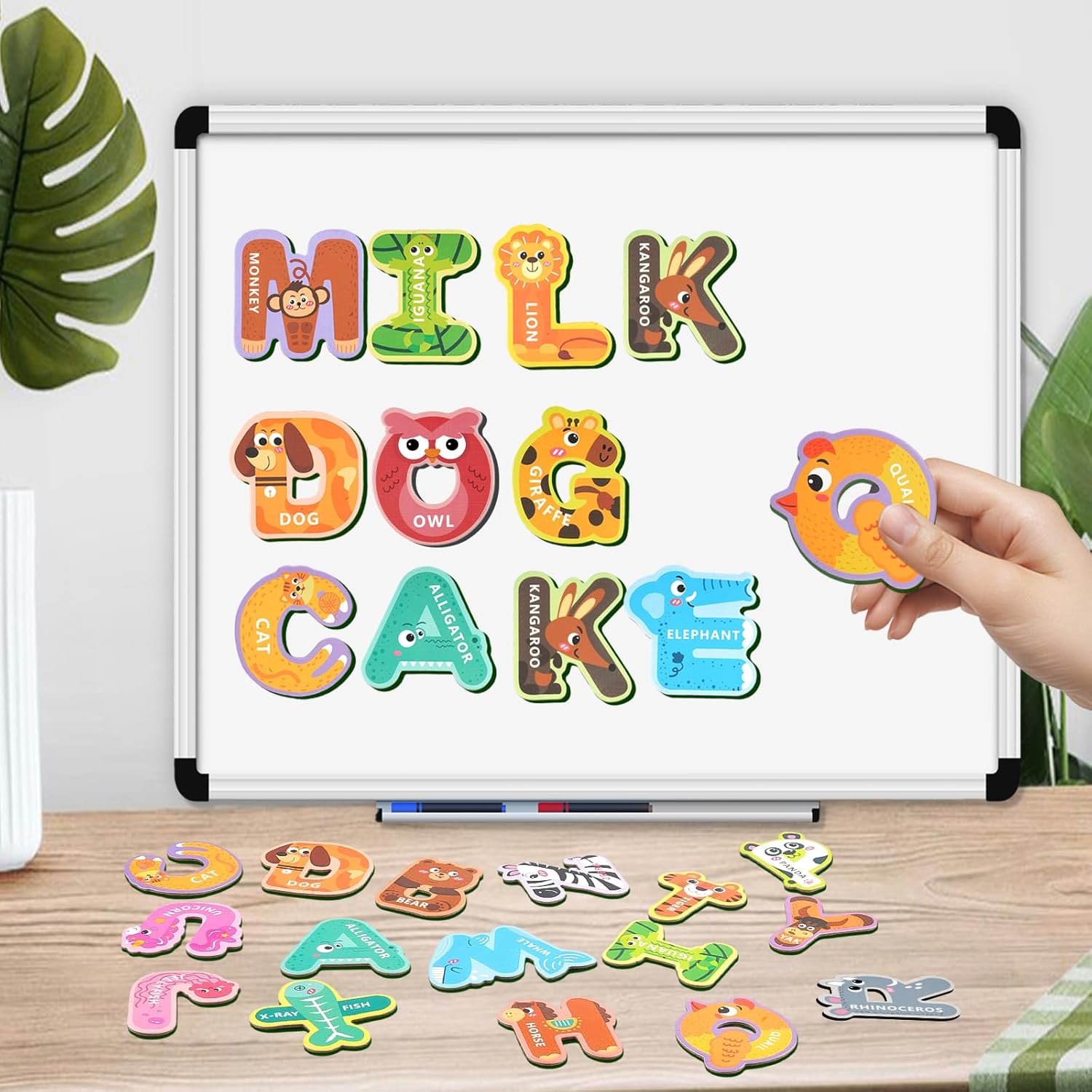 Detalle de 52-piece magnetic letter set for kids (uppercase & lowercase) with animal design