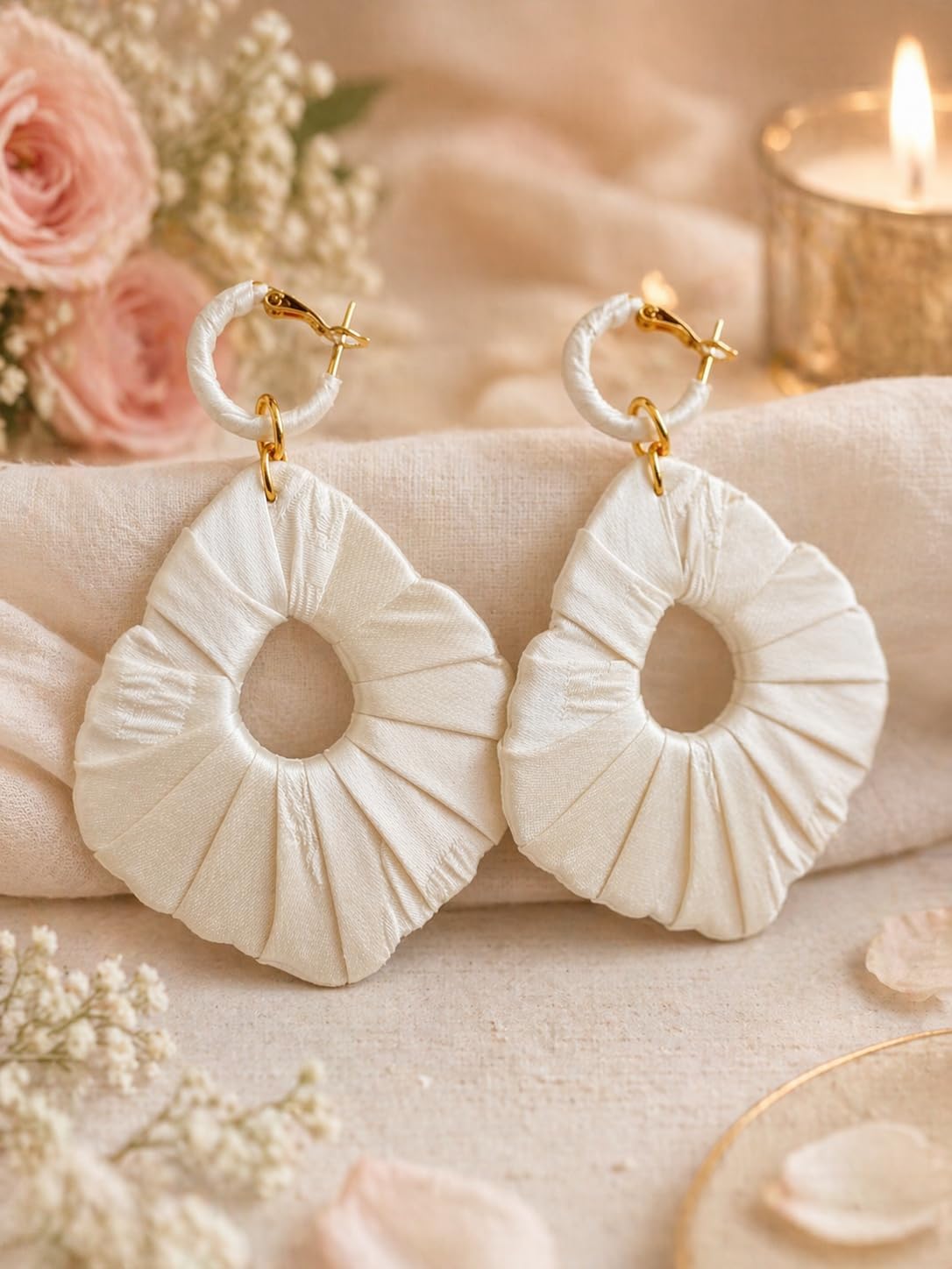 Detalle 2 de LUNÉA Dangle Earrings, Silk-Wrapped